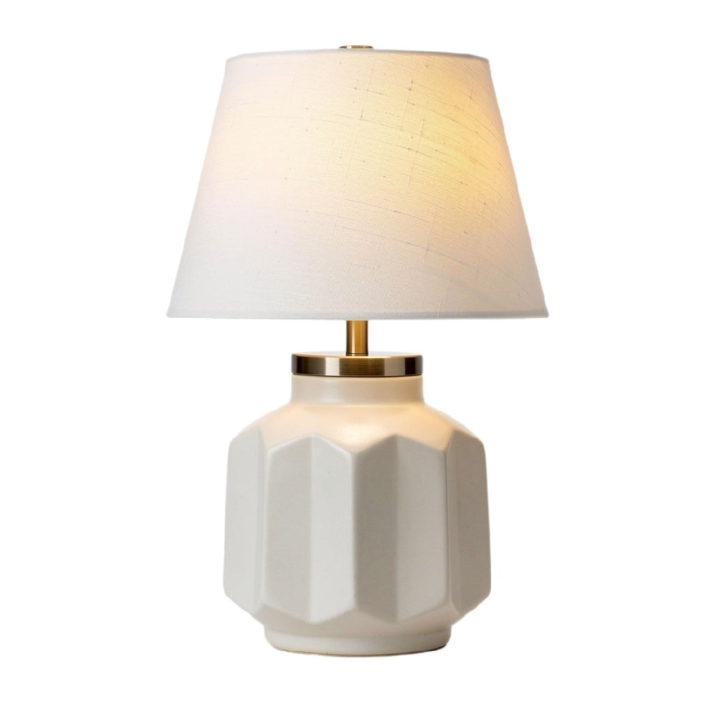 **Moderne tafellamp met keramische basis en stoffen lampenkap**