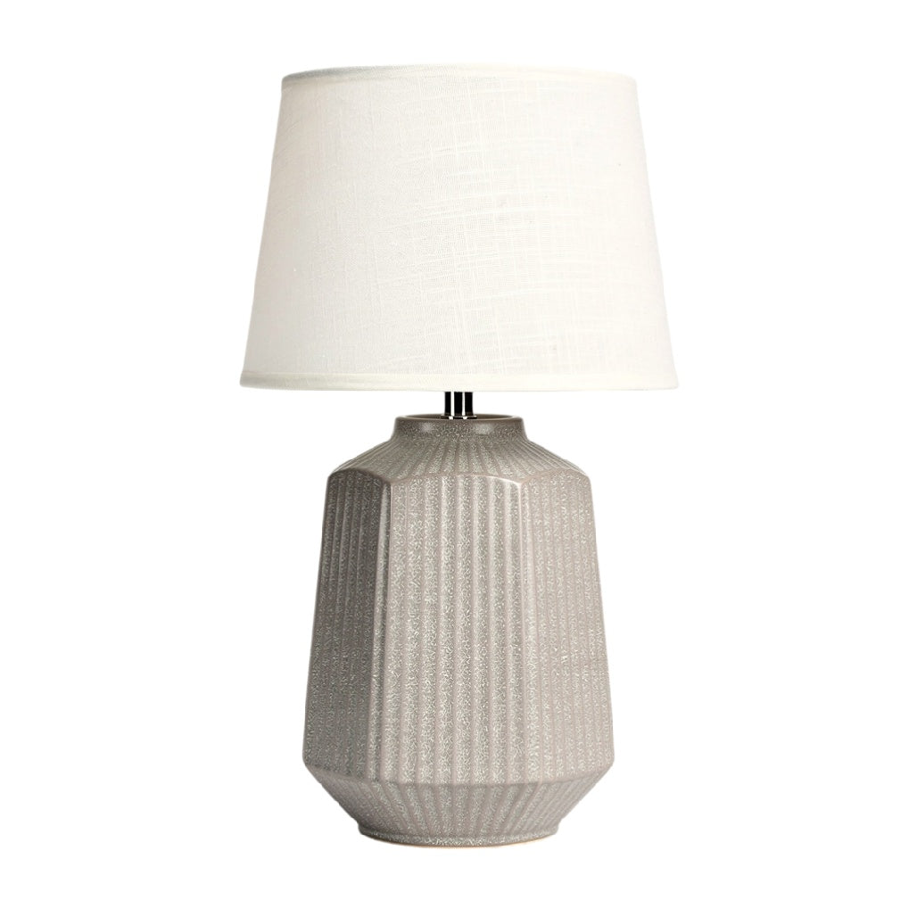 **Moderne tafel lamp met witte stoffen kap en gestructureerd keramisch voet**